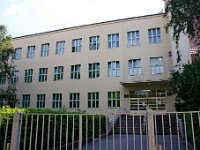 Zagrebačke gimnazije III. zagrebačka gimnazija C  Nova zgrada u Kušlanovoj nije bila lijepa samo profesorima i učenicima – svidjet će se i Nijemcima koji će za vrijeme II. svjetskog rata, od 1941. do 1945. u zgradi III. gimnazije smjestiti zapovjedništvo svojih zračnih snaga (Luftwaffe). U tim teškim ratnim godinama profesori i učenici Treće selit će se po raznim lokacijama u Zagrebu, od Križanićeve do Mažuranićeva trga, a ni nastava neće biti redovita.